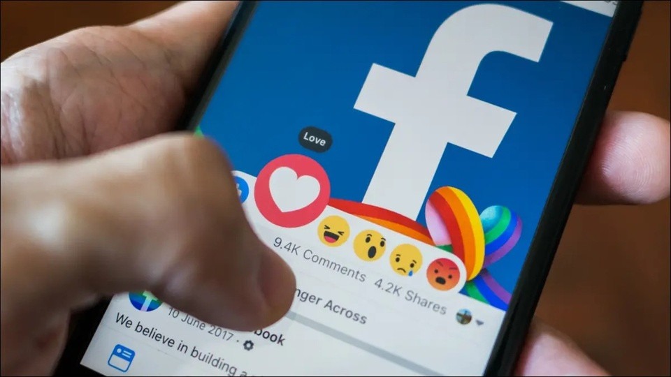 NGƯỜI TRẺ QUAY LƯNG VỚI NÚT ‘LIKE’